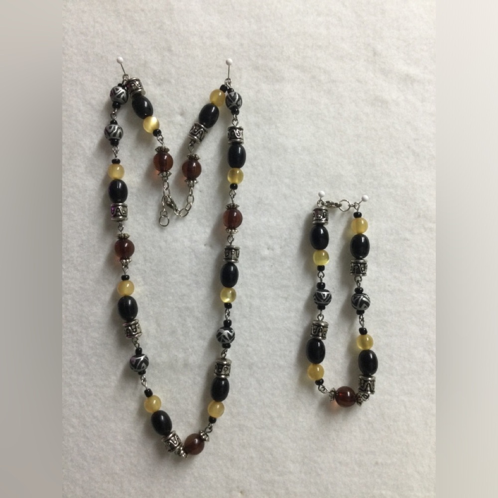 Unbranded Necklace and bracelet set.